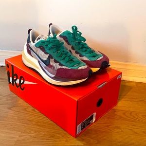 NIKE SACAI x VAPORWAFFLE SP ‘VILLAIN RED’